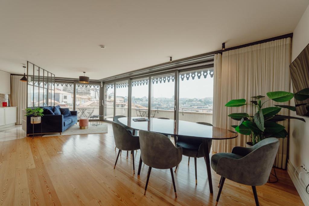 ein Esszimmer mit einem Tisch und Stühlen in der Unterkunft Downtown Penthouse With River View by Vacationy in Porto