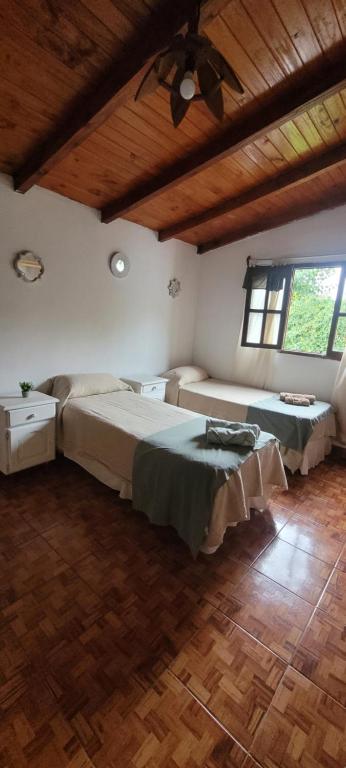 sypialnia z 2 łóżkami i sufitem w obiekcie Casa de Campo- Terra Viva w mieście San Salvador de Jujuy