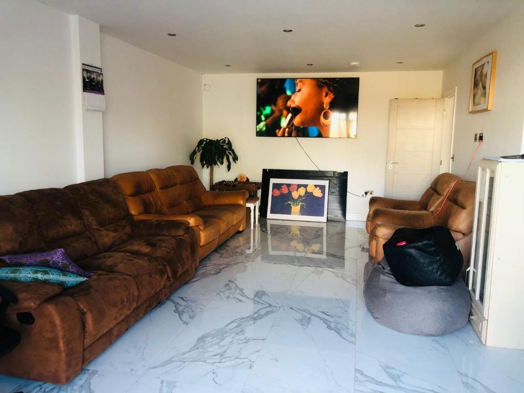 sala de estar con sofá y 2 sillas en Diamond accommodation en Londres