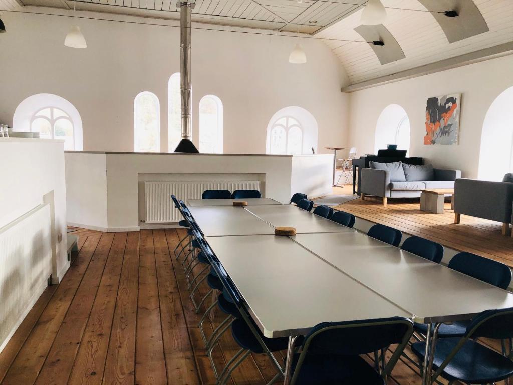 una sala de conferencias con una mesa larga y sillas en Afan Forest BunkHouse-Fantastic 6 Rooms -Sleeps 23, en Glyncorrwg