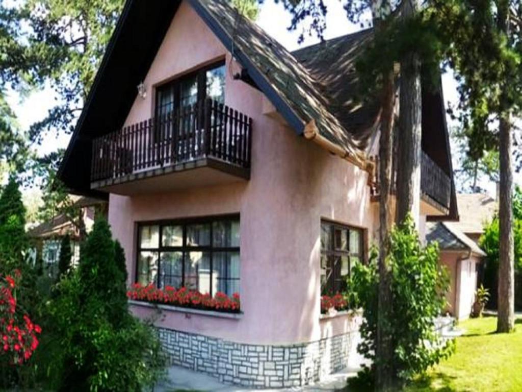une maison avec 2 balcons sur le côté dans l'établissement Galamb Villa, à Siófok