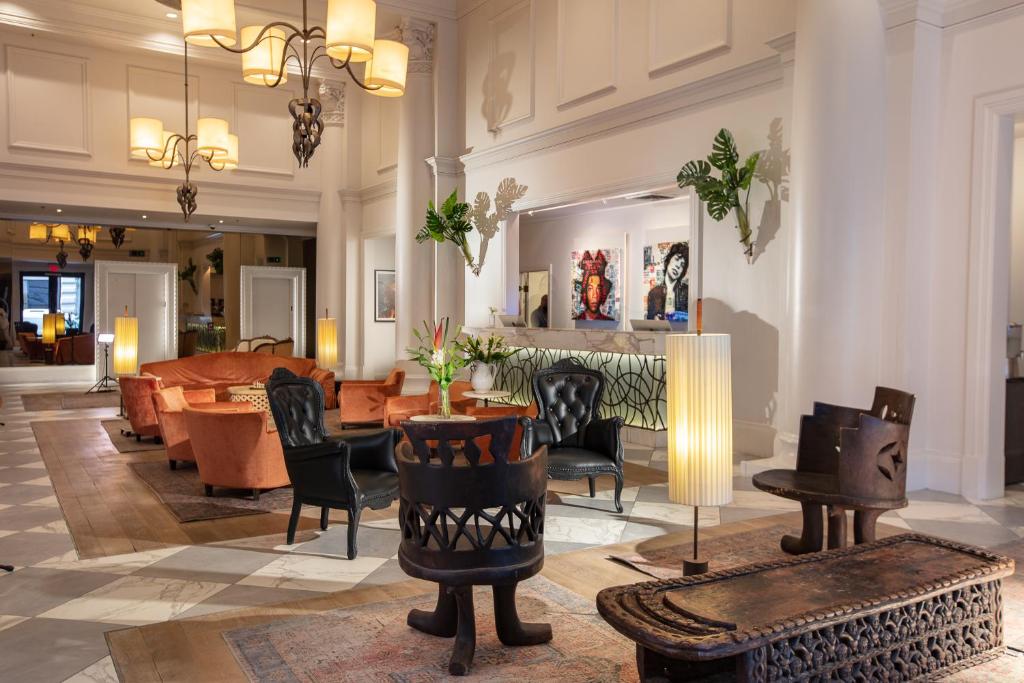 uma sala de estar com mesa e cadeiras em International House Hotel em Nova Orleans