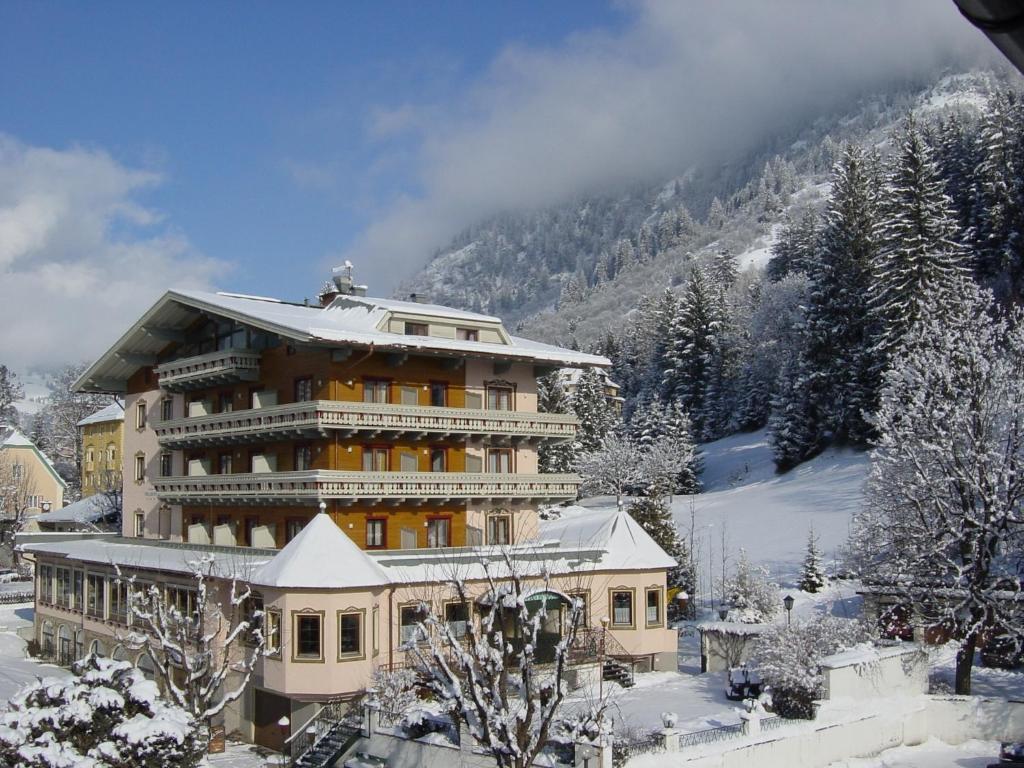 ein großes Gebäude mit Schnee darüber in der Unterkunft Hotel Völserhof in Bad Hofgastein