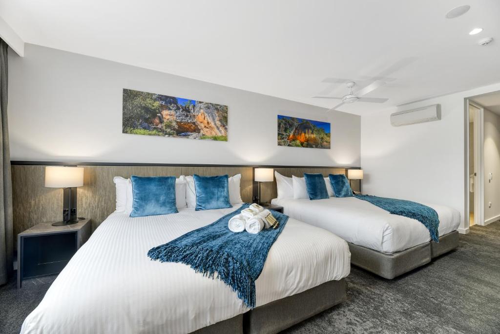 The Remington Orange - Family King Suite