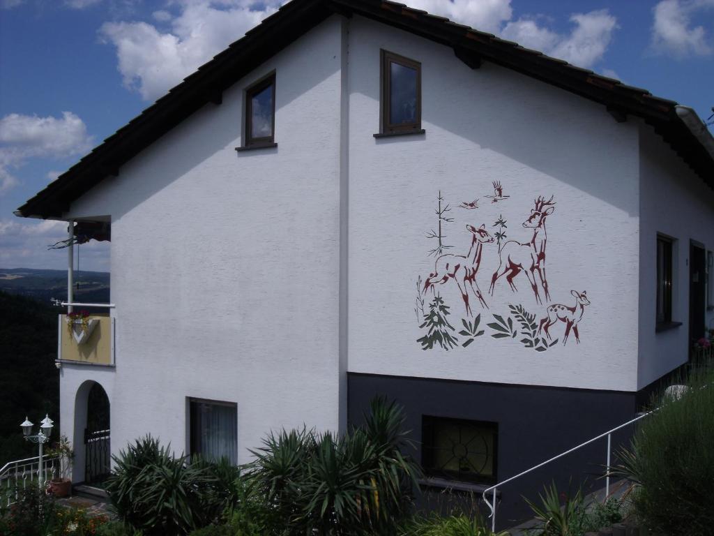 un edificio con una pintura de ciervo. en Ferienwohnung Am Waldrand, en Bad Breisig