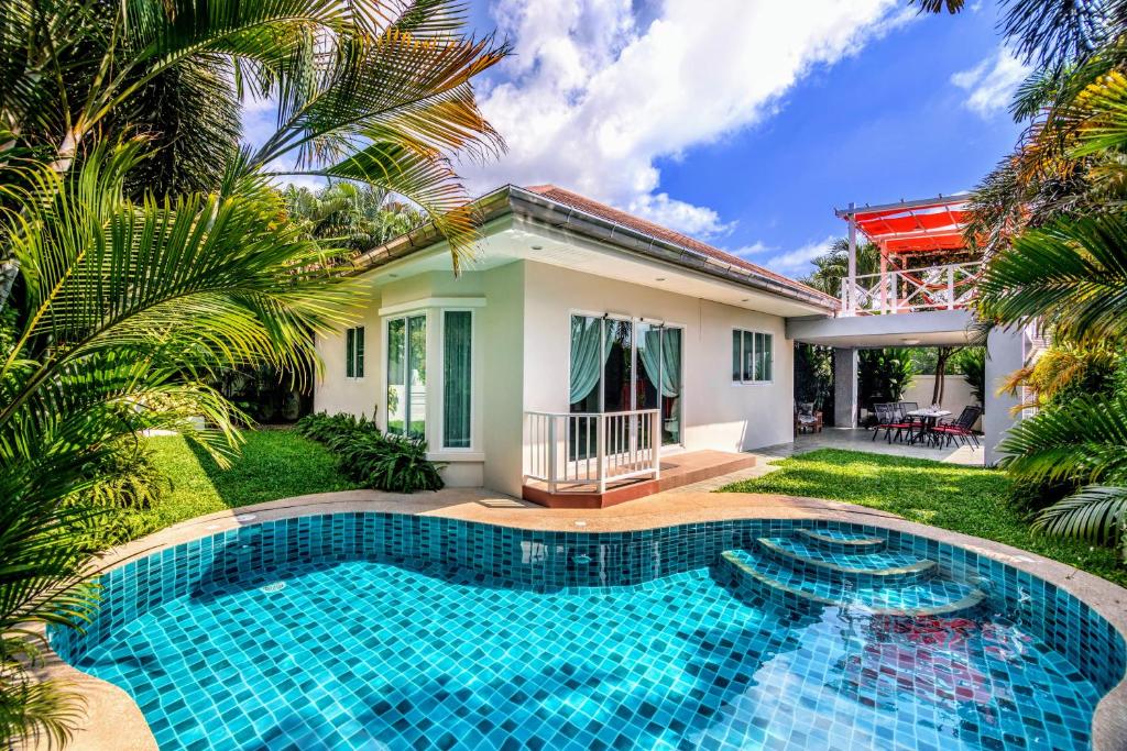 uma villa com piscina em frente a uma casa em Leelawadee Pool Villa BBQ&Pool party em Bang Sare