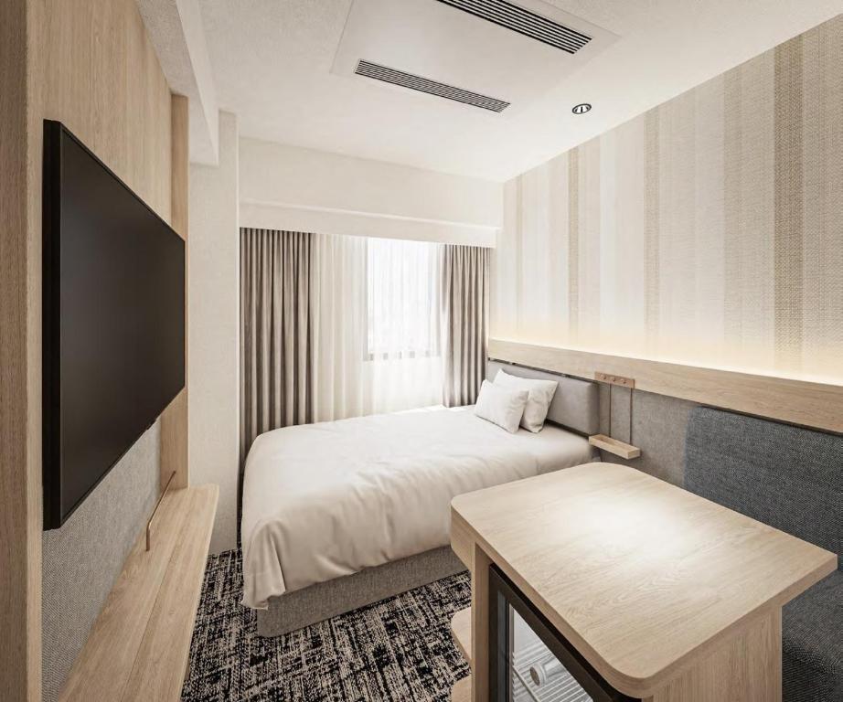 Habitación de hotel con cama y mesa en R&B HOTEL UENO HIROKOJI - Vacation STAY 39927v, en Tokio