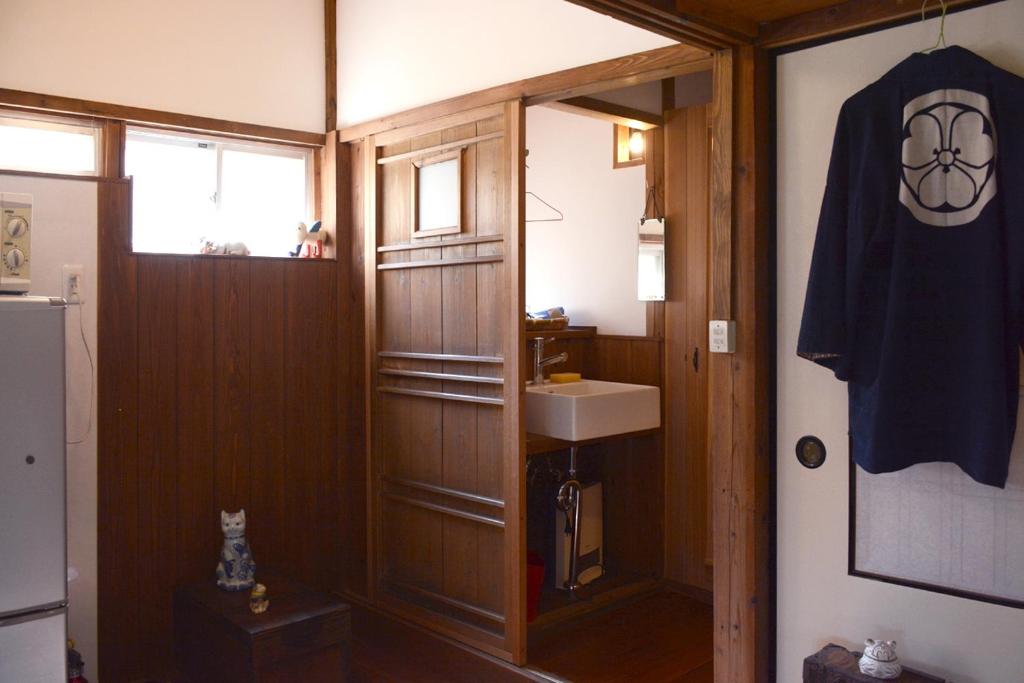 Aritaにある続異人館 ZOKU IJINKAN Guest Houseの小さなバスルーム(シンク、鏡付)
