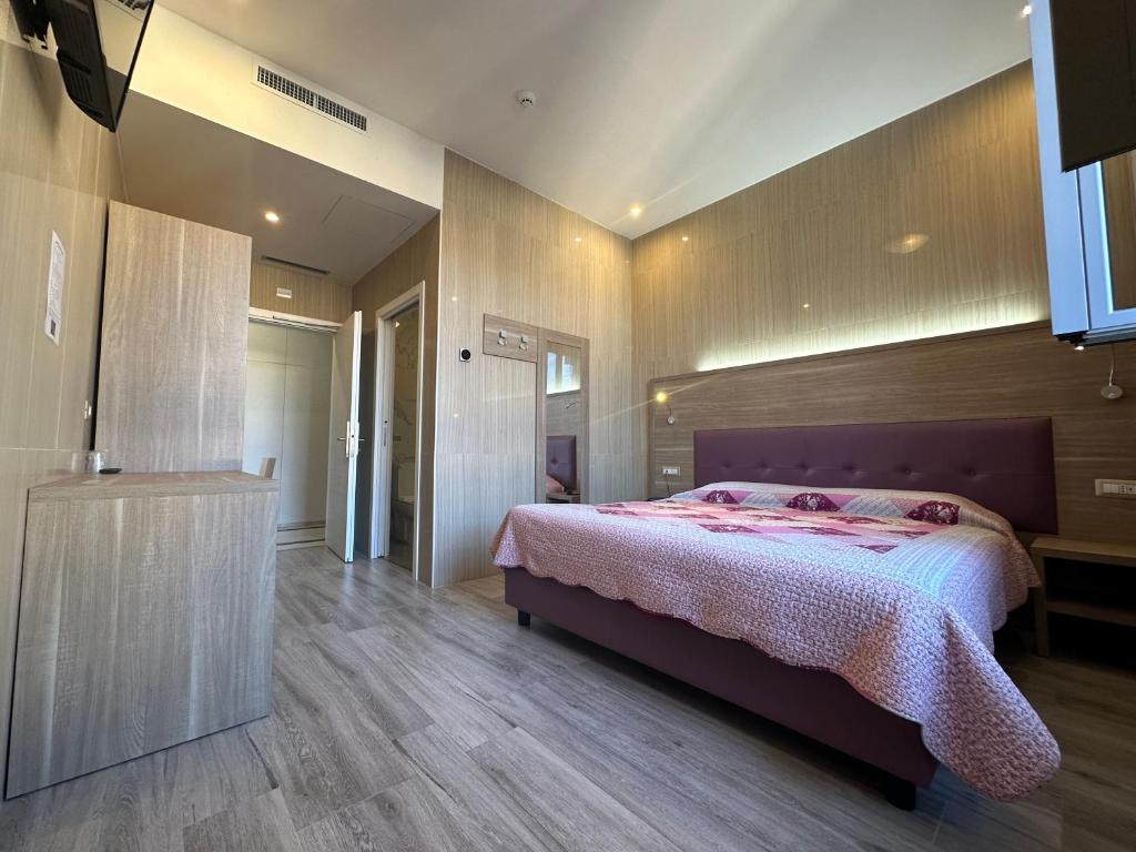 Postel nebo postele na pokoji v ubytování Hotel Midway