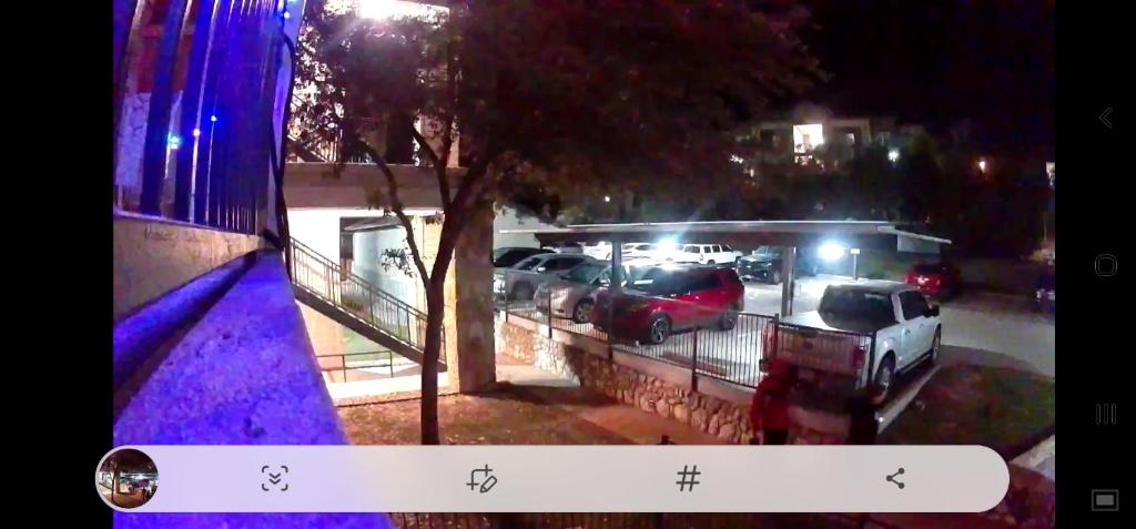 un grupo de autos estacionados en un estacionamiento por la noche en Hethos en Austin