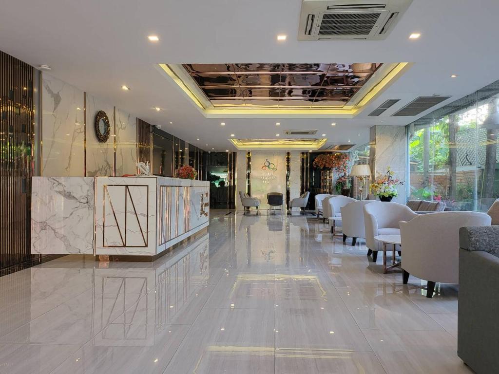 un vestíbulo con una sala de espera con mesas y sillas en Three Seasons Place, en Bangkok