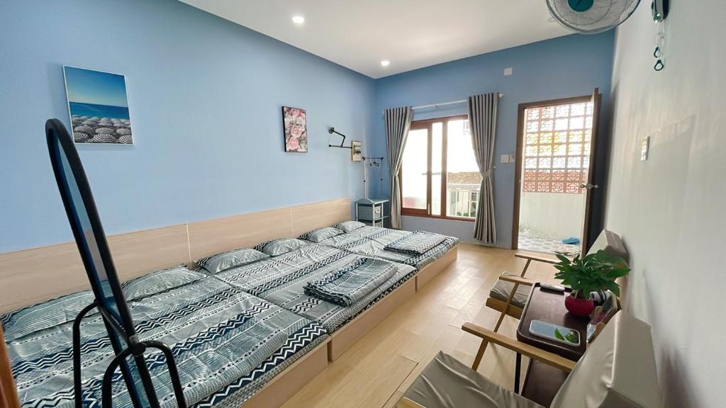 um quarto com uma cama grande num quarto em Little Quy Nhơn Homestay em Quy Nhon