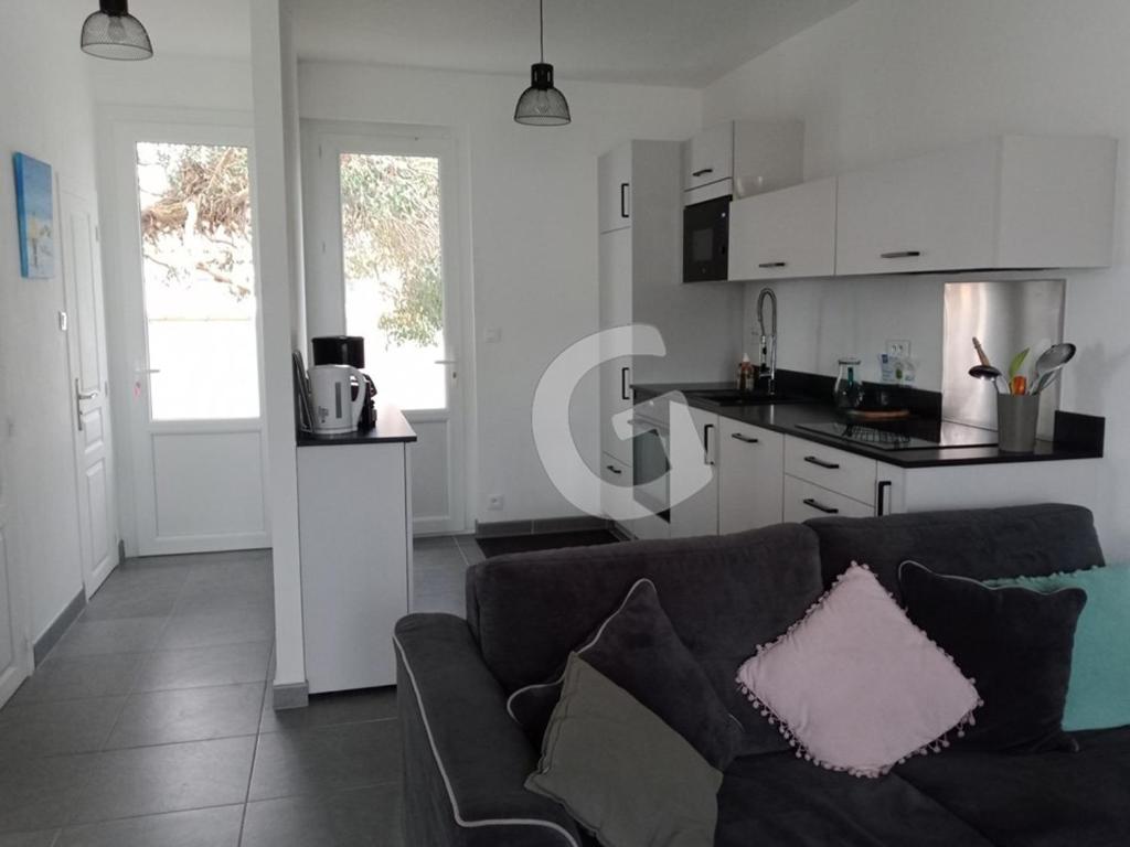 Kuchyňa alebo kuchynka v ubytovaní Maison proche mer pour 8 personnes avec terrasse, proche commerces et activités, La Tranche-sur-Mer - FR-1-357-297
