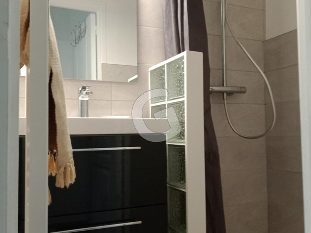 Kúpeľňa v ubytovaní Maison proche mer pour 8 personnes avec terrasse, proche commerces et activités, La Tranche-sur-Mer - FR-1-357-297
