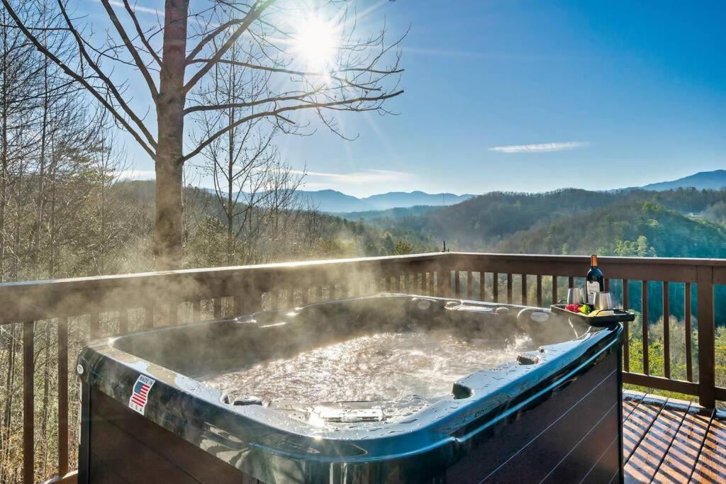Holiday home Mountain Views with a hot tub! Close to Dollywood & private, Pigeon USA