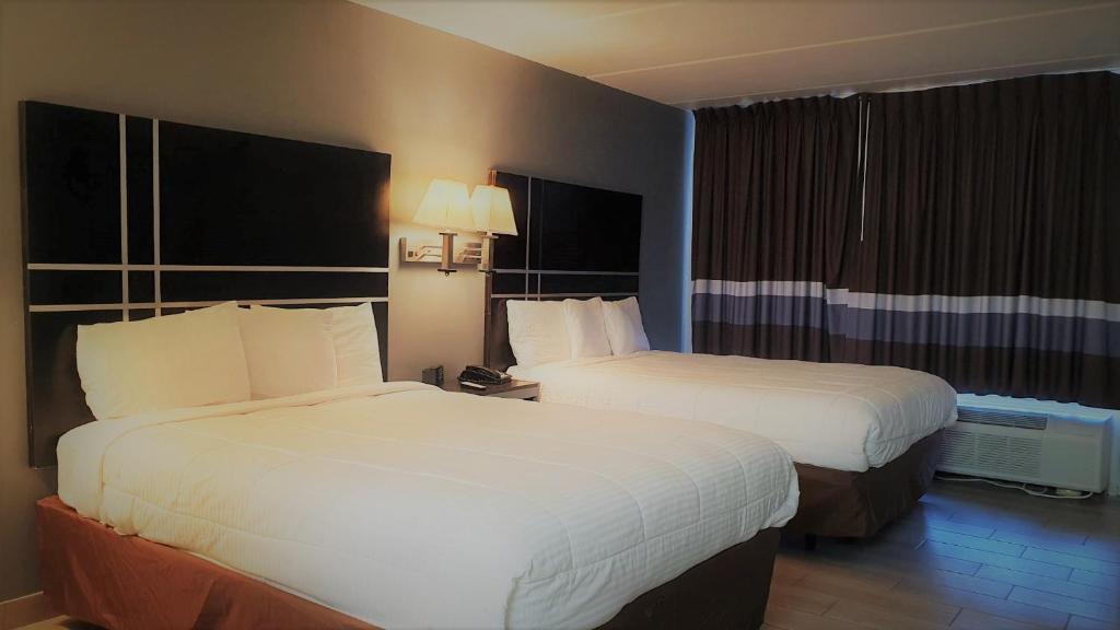 Ein Bett oder Betten in einem Zimmer der Unterkunft South Padre Island Lodge