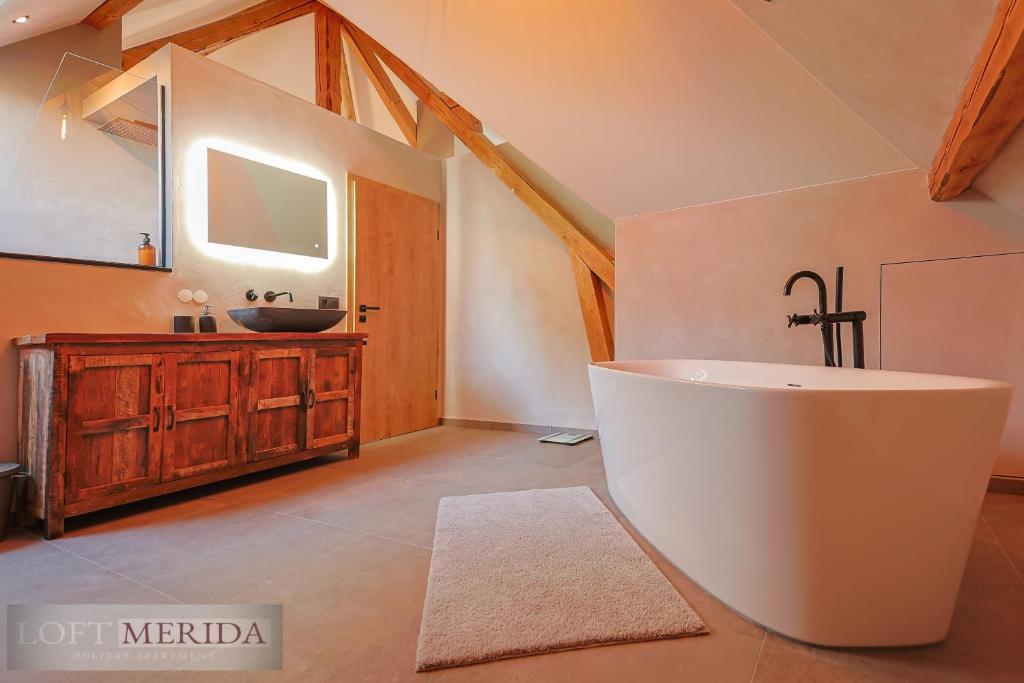 un ampio bagno con vasca e lavandino di Loft Merida - Designer Apartment with Large Bathtub a Butgenbach