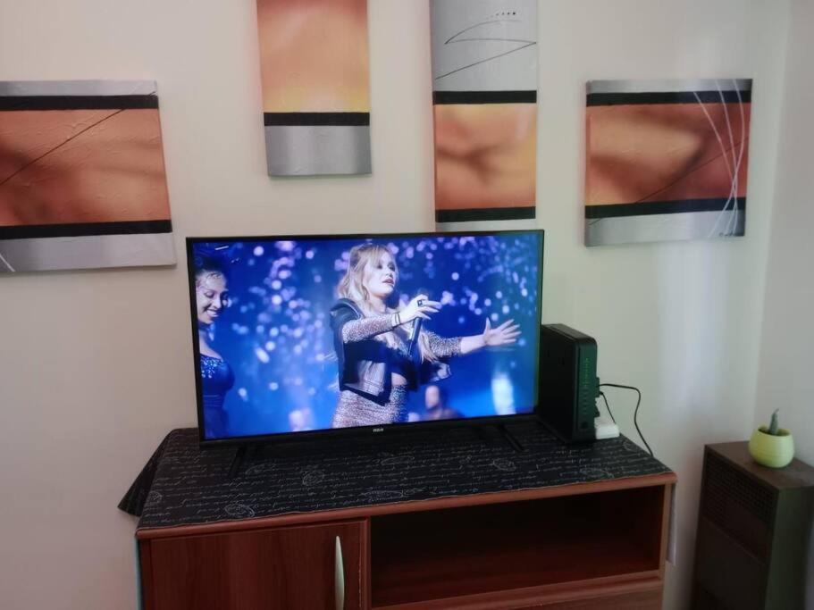 TV de pantalla plana en la parte superior de un soporte de madera en La Perla en Mar del Plata