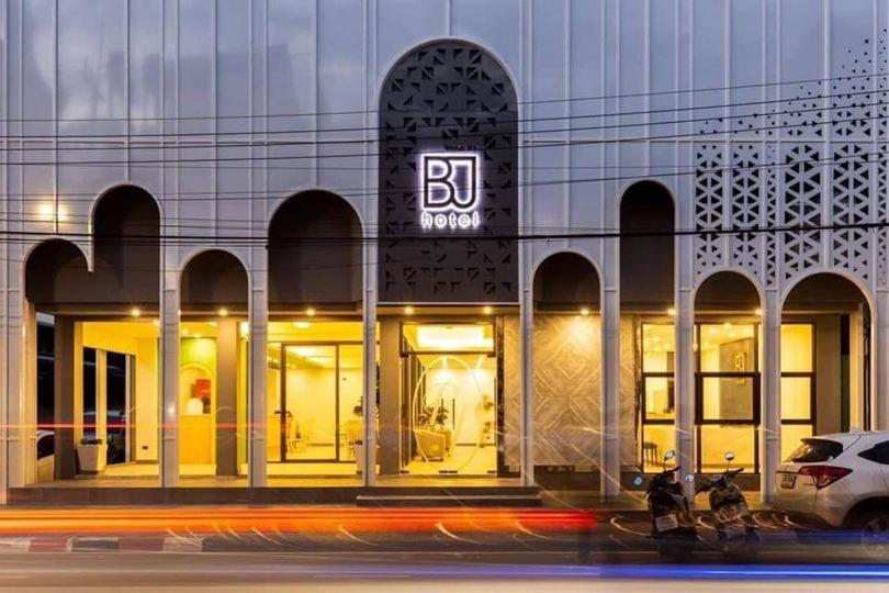 素叻的住宿－BJ city hotel，停在前面的摩托车建筑