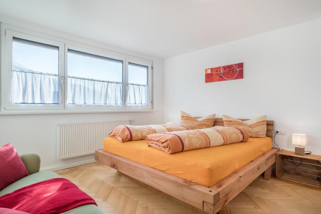 1 dormitorio con 1 cama grande en una habitación con ventanas en Thurnher en Dornbirn