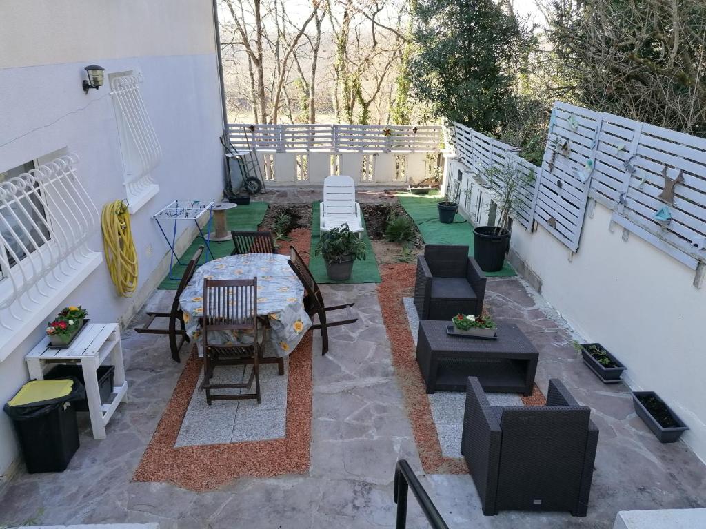 un patio amueblado con mesa y sillas en Gite chez Pierrette en Valence-sur-Baïse