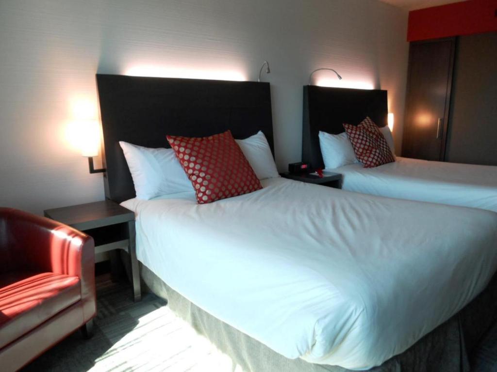 Postel nebo postele na pokoji v ubytování Grand Hotel Times Sherbrooke