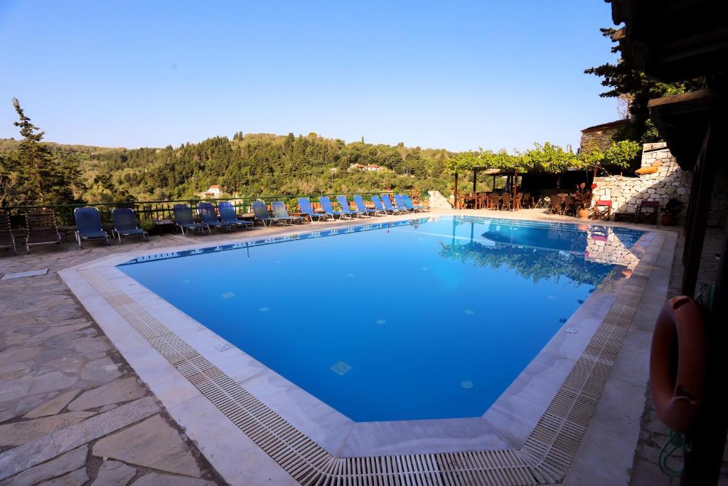 Bazén v ubytování Bastas Hotel & Studios nebo v jeho okolí