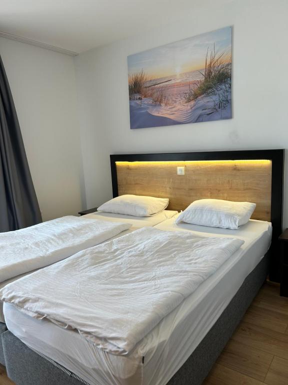 dwa łóżka siedzące obok siebie w sypialni w obiekcie M & M Hotel w mieście Oyten