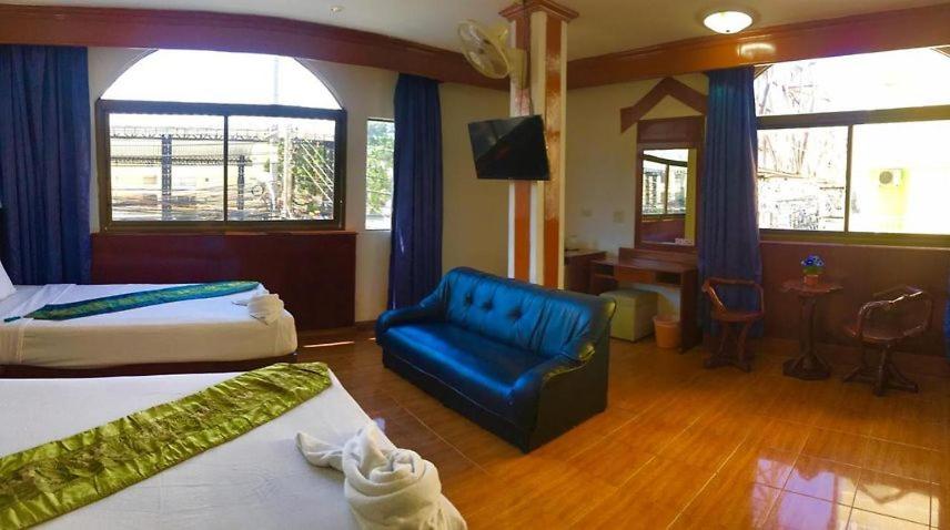 Postel nebo postele na pokoji v ubytování Centre Point Patong