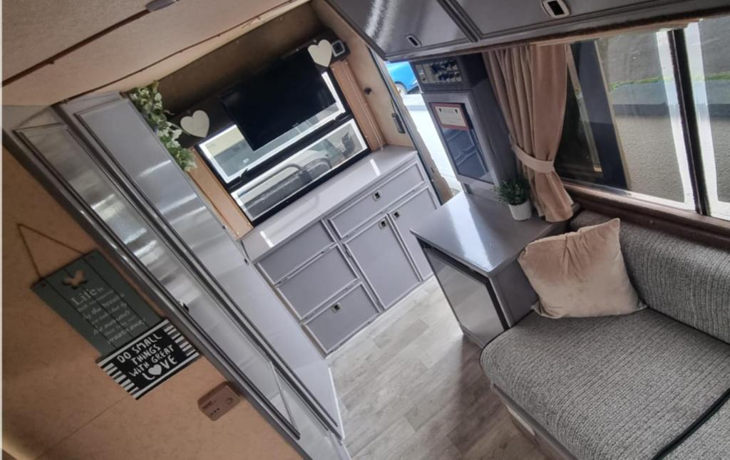 Posezení v ubytování RETRO CAMPER HIRE Discover Ireland