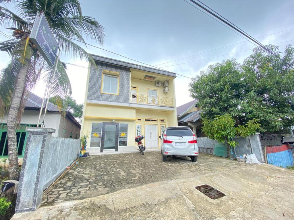 a car parked in front of a house at Homestay RN near Taman Bambu Runcing Polewali Mitra RedDoorz in Matakali
