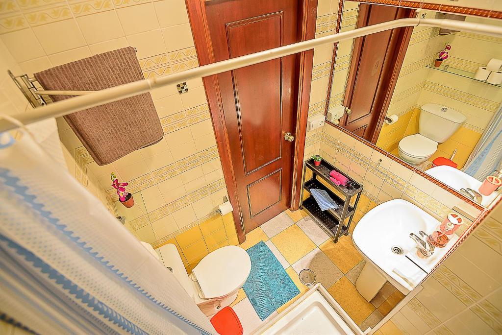 Koupelna v ubytování Misericordia Central 4-Bedroom Apartment with Lift