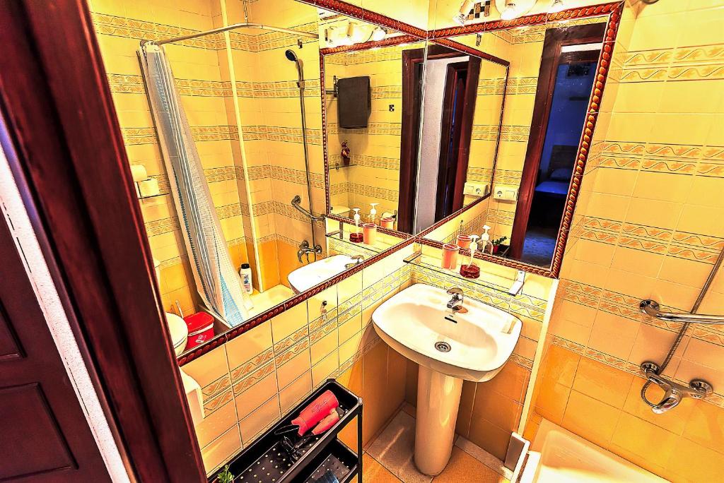Koupelna v ubytování Misericordia Central 4-Bedroom Apartment with Lift