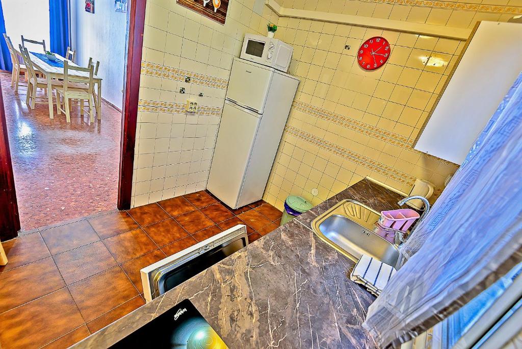 Kuchyň nebo kuchyňský kout v ubytování Misericordia Central 4-Bedroom Apartment with Lift