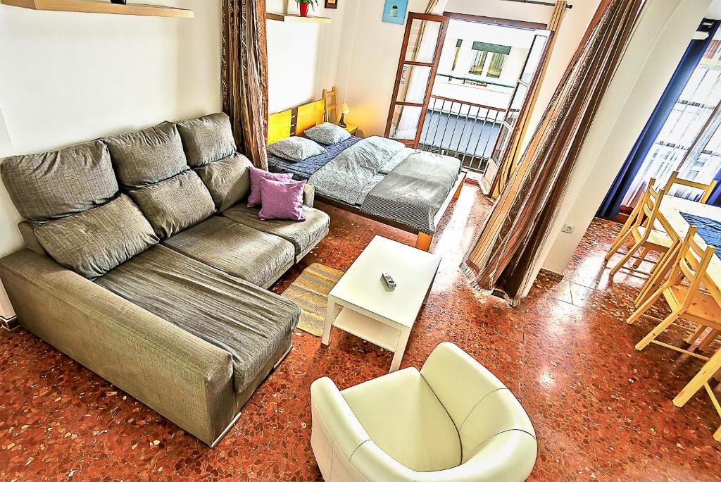 Posezení v ubytování Misericordia Central 4-Bedroom Apartment with Lift