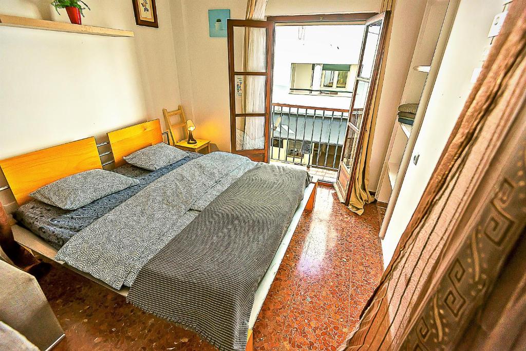Postel nebo postele na pokoji v ubytování Misericordia Central 4-Bedroom Apartment with Lift