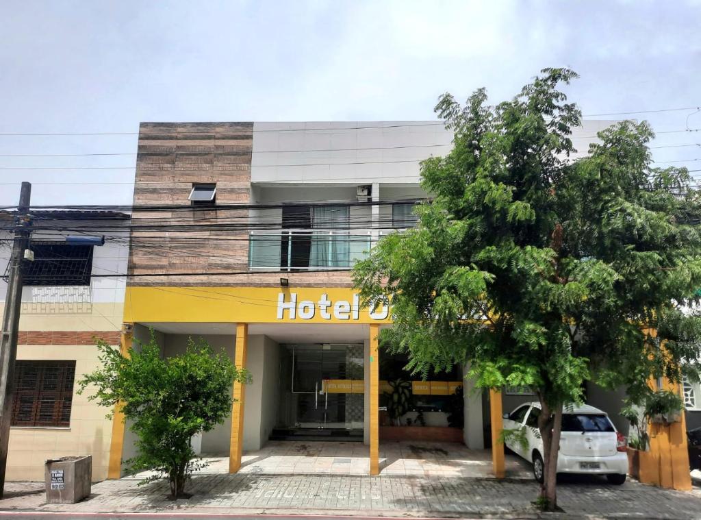Un hotel con un coche aparcado delante. en Hotel Oiticica, en Fortaleza