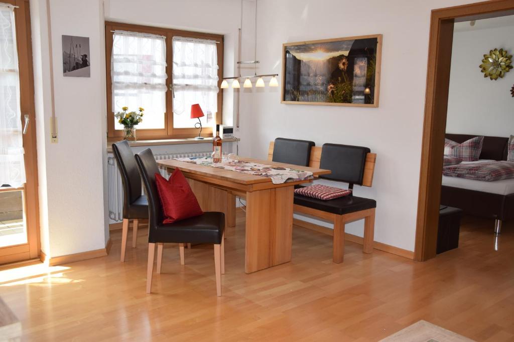 ein Esszimmer mit einem Holztisch und Stühlen in der Unterkunft Ferienhaus Trettach in Oberstdorf