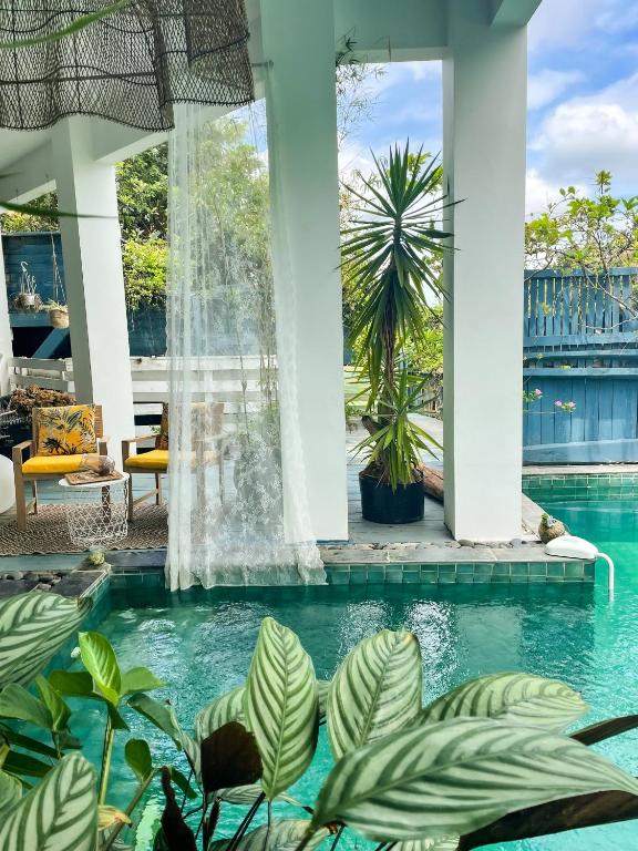 Bazén v ubytování Chambres d'hôtes & spa Le Jardin de Ravintsara nebo v jeho okolí