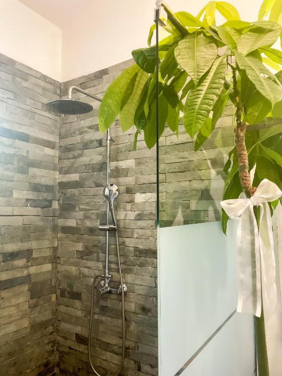 Koupelna v ubytování Chambres d'hôtes & spa Le Jardin de Ravintsara