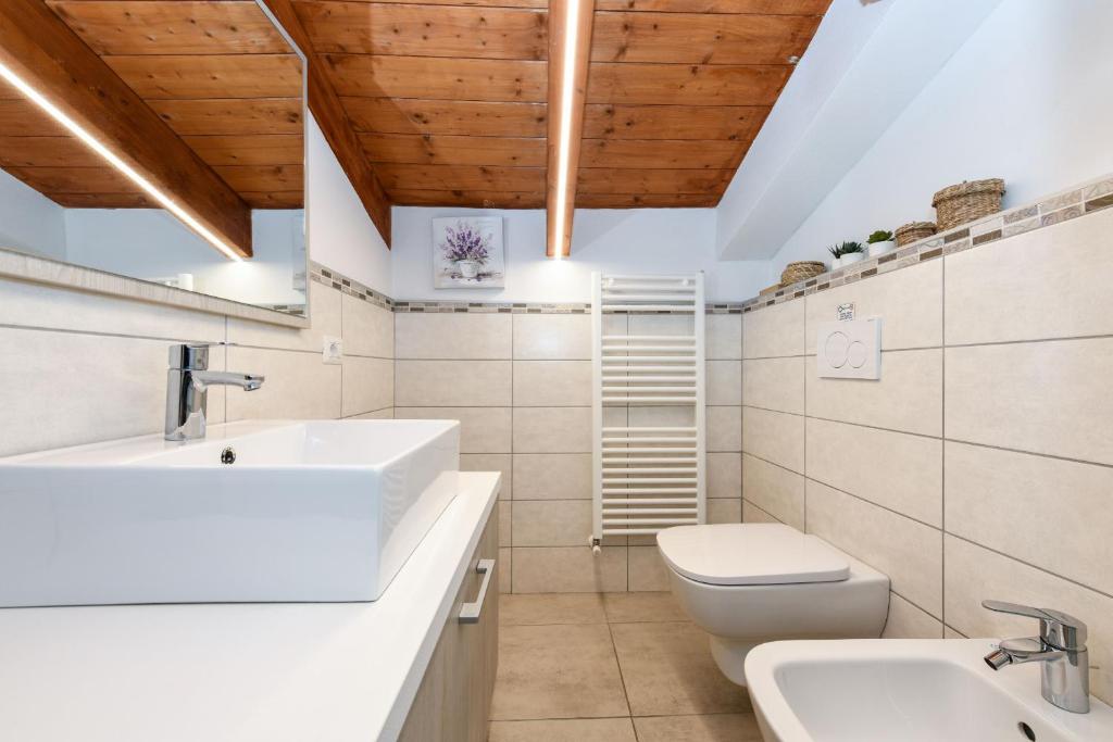 łazienka z umywalką i toaletą w obiekcie Borgo Gasparina Family Apartments w mieście Castelnuovo del Garda