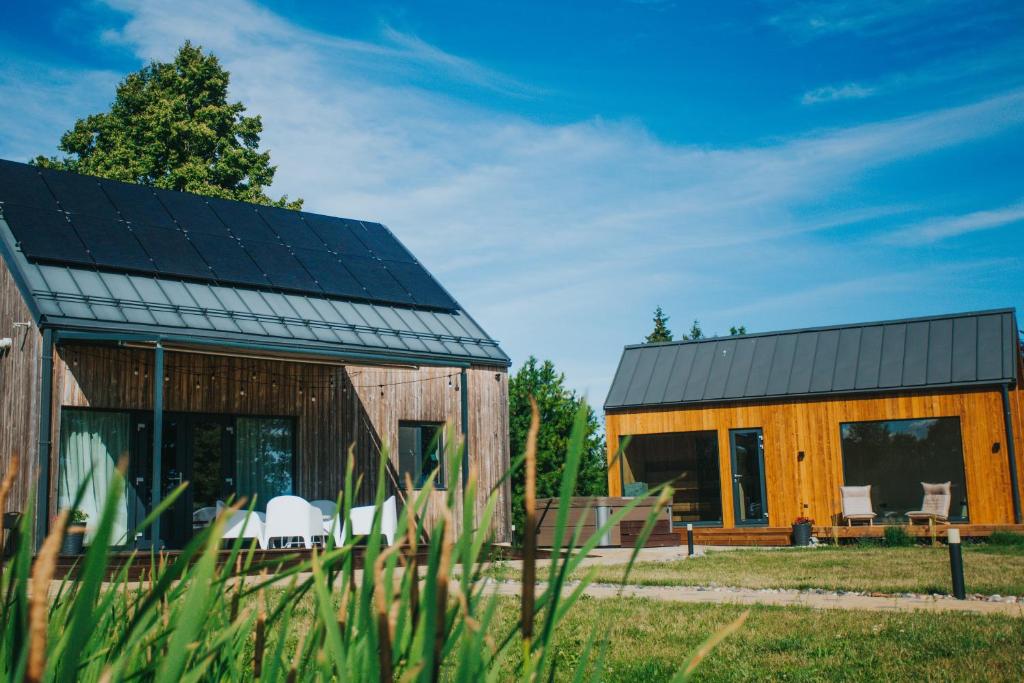 梅斯拉格斯的住宿－Brīvdienu māja Saule，屋顶上设有太阳能电池板的房子