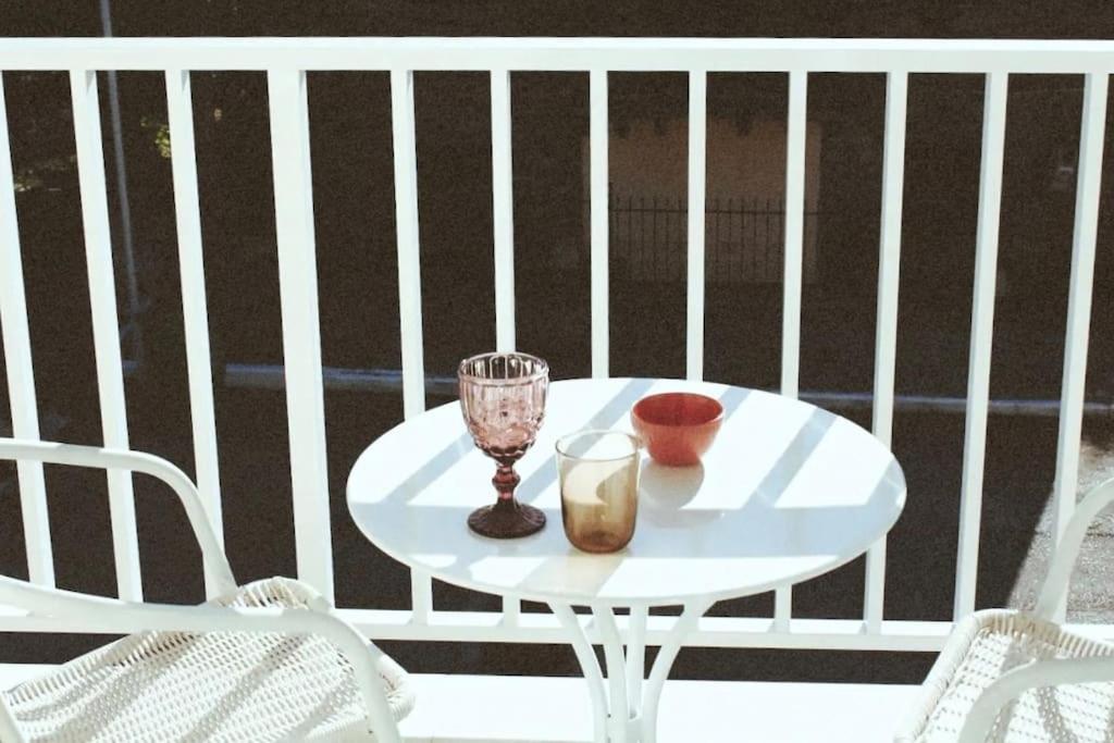 - Balcón con mesa blanca y 2 sillas en Vintage Apartment mit Herz, en Pyrgadikia