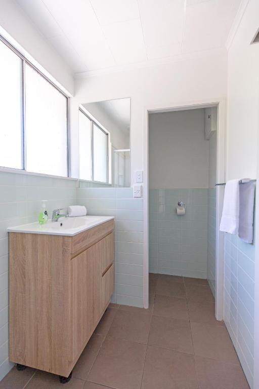 Lake Breeze Motel - Resim 35