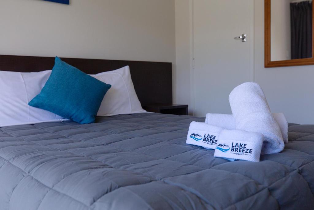 Postel nebo postele na pokoji v ubytování Lake Breeze Motel