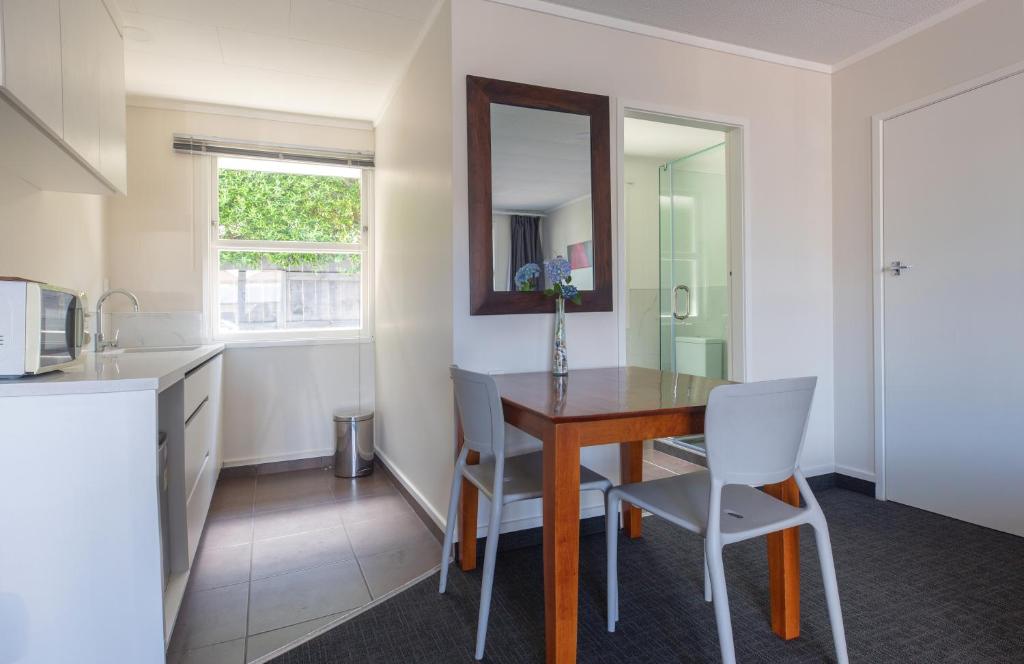 Kuchyň nebo kuchyňský kout v ubytování Lake Breeze Motel