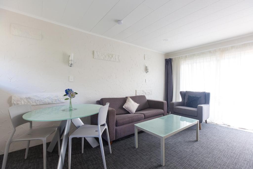 Posezení v ubytování Lake Breeze Motel