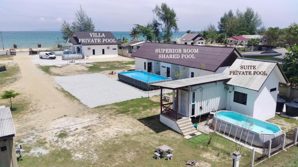 una vista aérea de un edificio con piscina en Kamalia Villas en Kampung Penarik