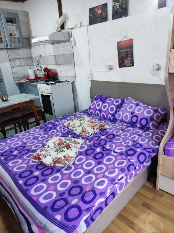 Postel nebo postele na pokoji v ubytování Prenoćište Inđija Hrvić