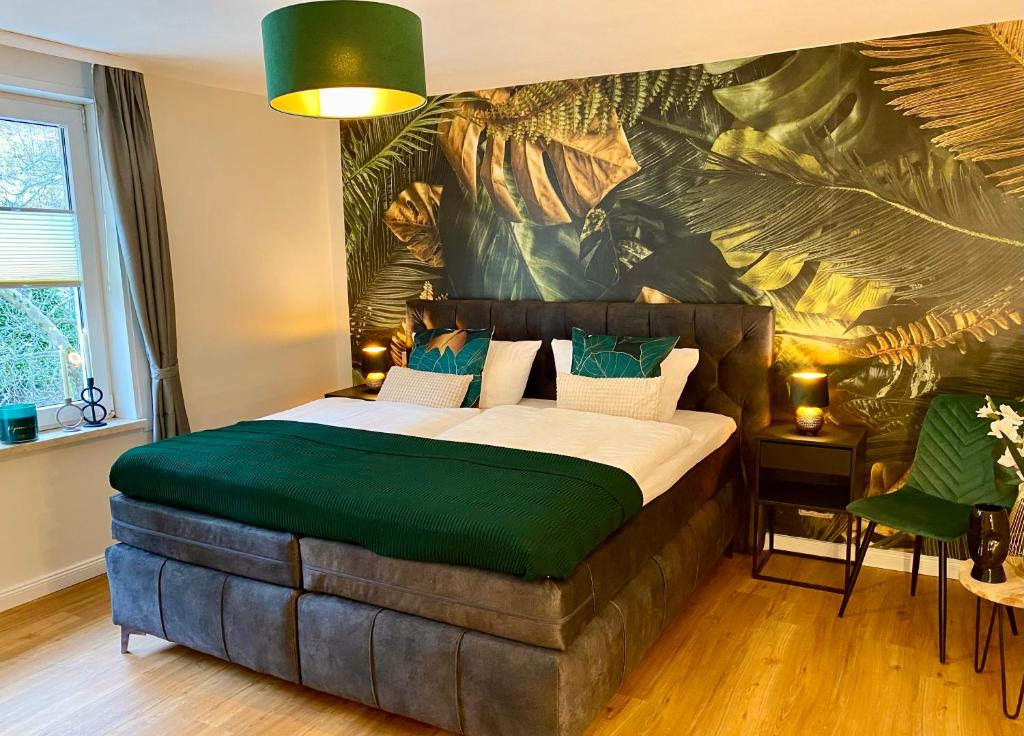 ein Schlafzimmer mit einem großen Bett und einem großen Wandbild in der Unterkunft Traumhaus Wernigerode mit Sauna und Kamin in Wernigerode